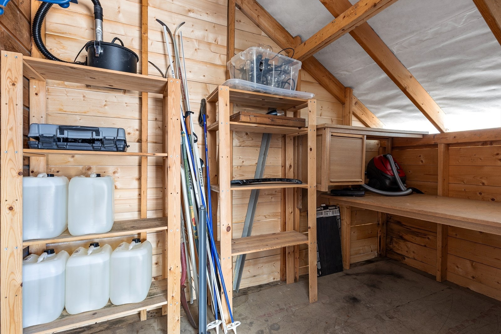 I tillegg til garasje og innvendig bod, disponerer leiligheten en utvendig bod. Galleribilde