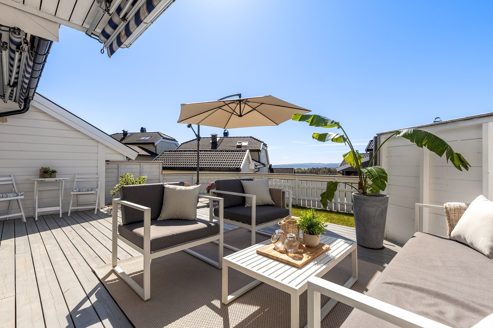Fra stuen er det utgang til en stor markterrasse på 31 m², som gir rikelig med plass for utemøbler og sosiale lag. Galleribilde