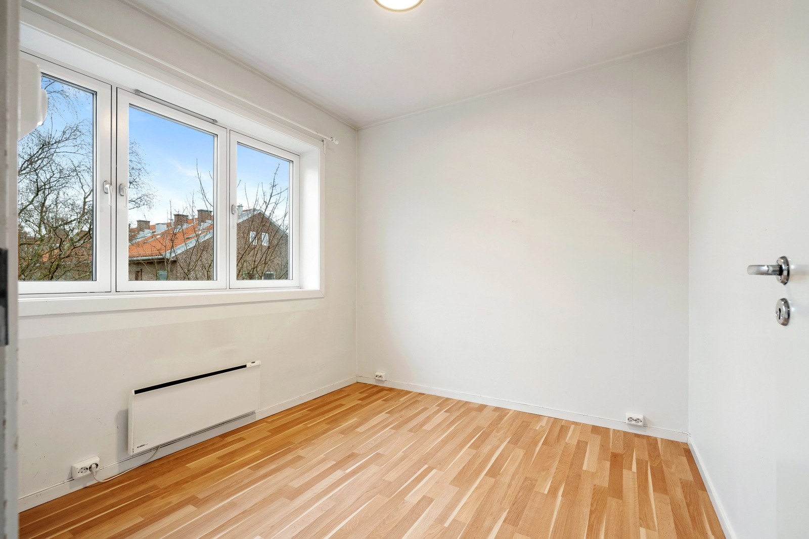 Hovedsoverommet er romslig og har plass til dobbeltseng og skap Galleribilde