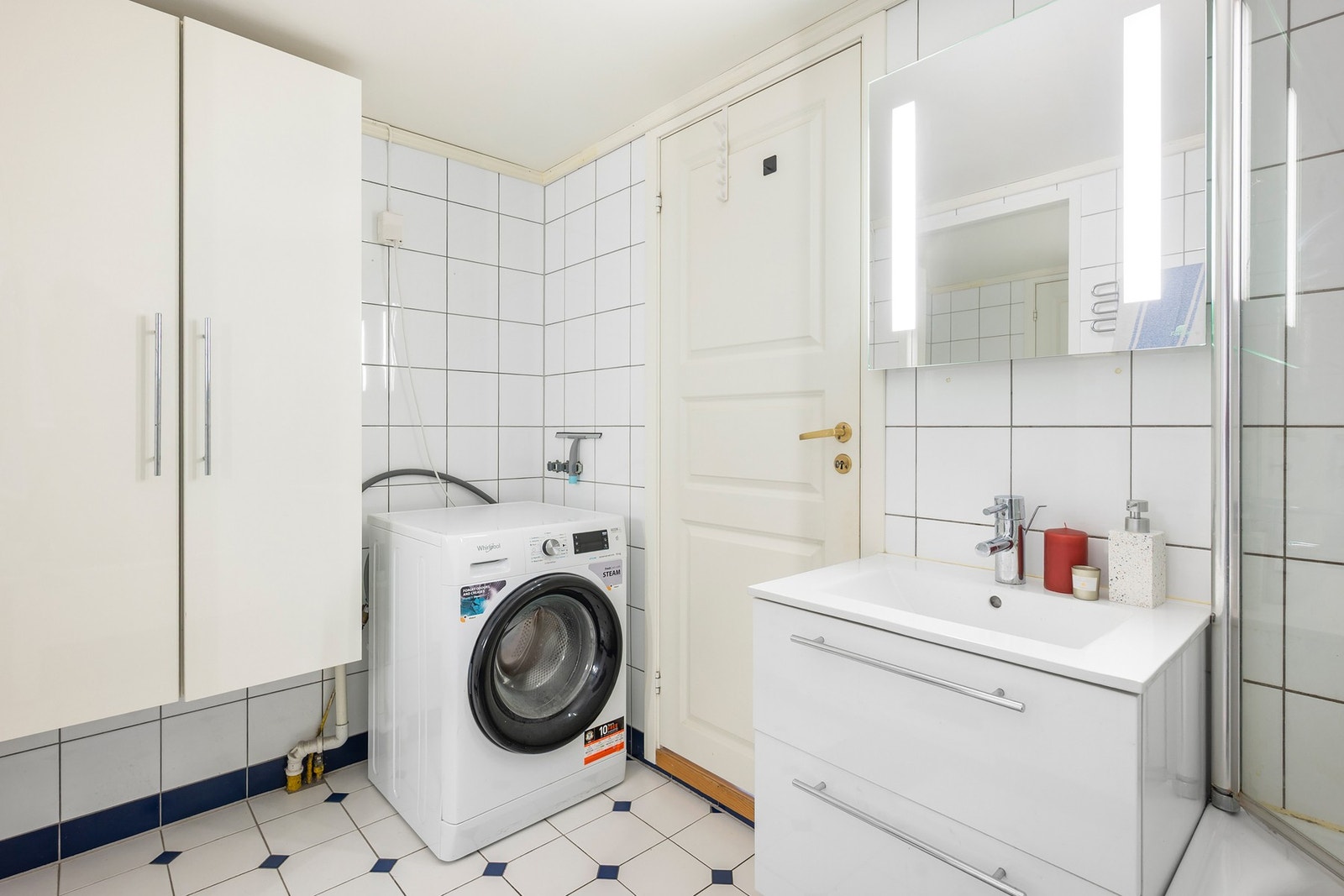 Badet har åpen dusjløsning og opplegg til vaskemaskin. Galleribilde