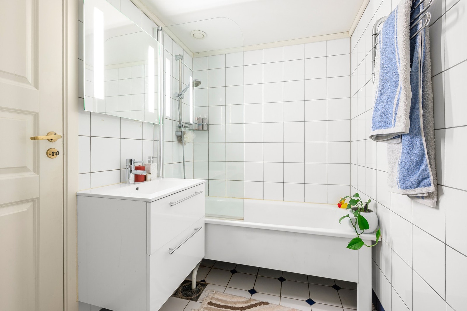Flislagt bad på 4,4 m² med varme i gulv. Galleribilde