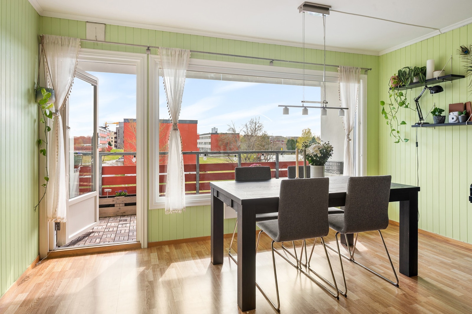 Fra stuen og spisesonen er det utgang til boligens balkong. Galleribilde