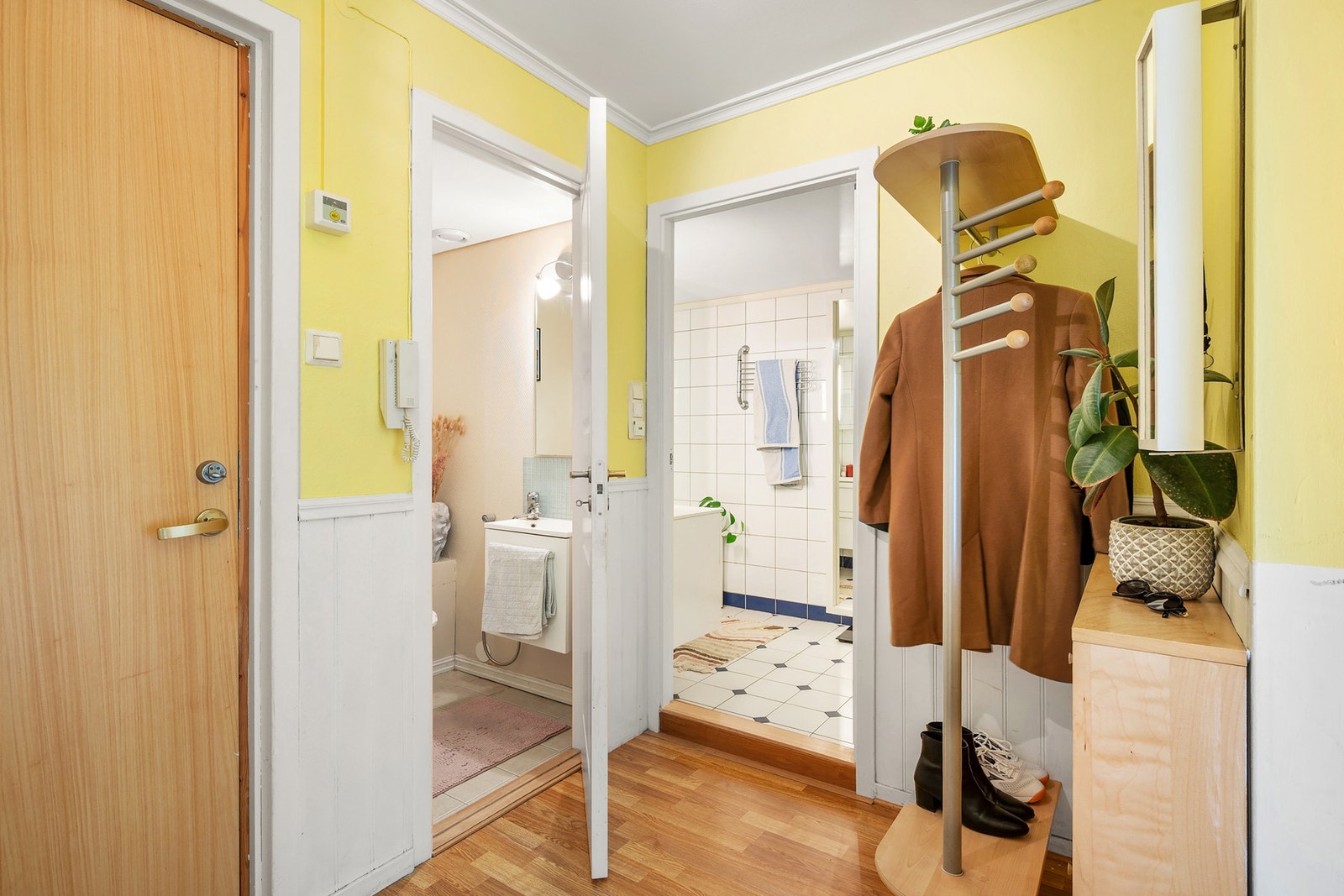 Fra gangen har du inngang til bad/toalettrom, soverommene og stuen. Galleribilde