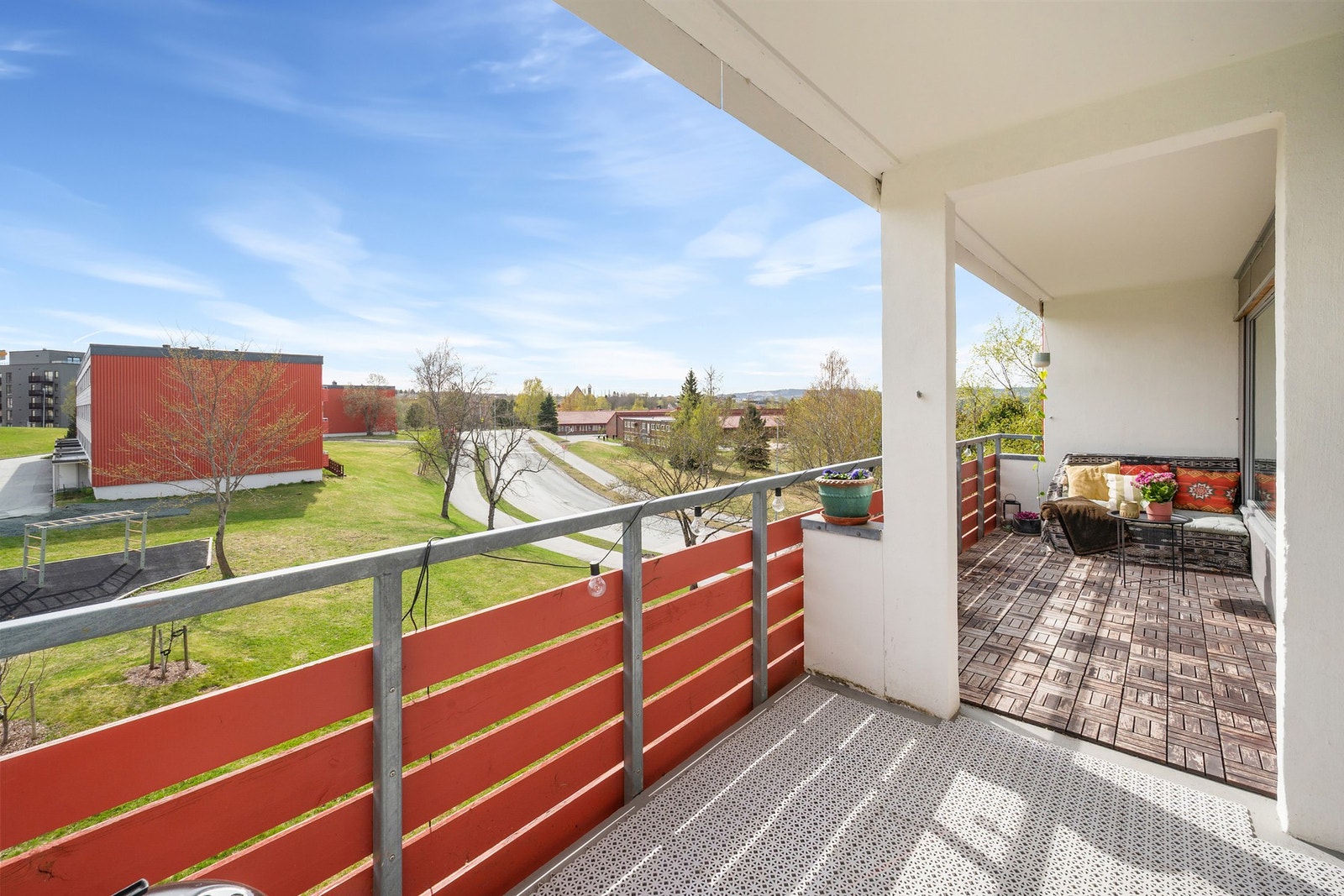 Her er det god plass til ønsket utemøblement. Galleribilde