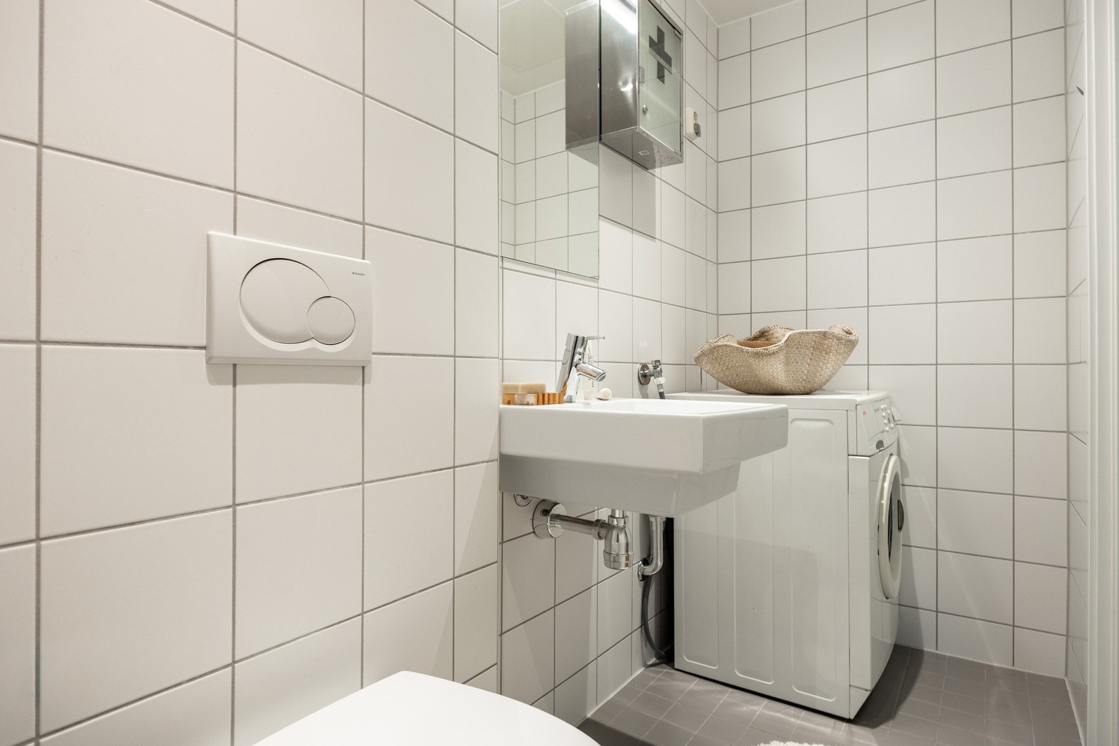 Badet har plass til samt opplegg for vaskemaskin og tørketrommel. Galleribilde