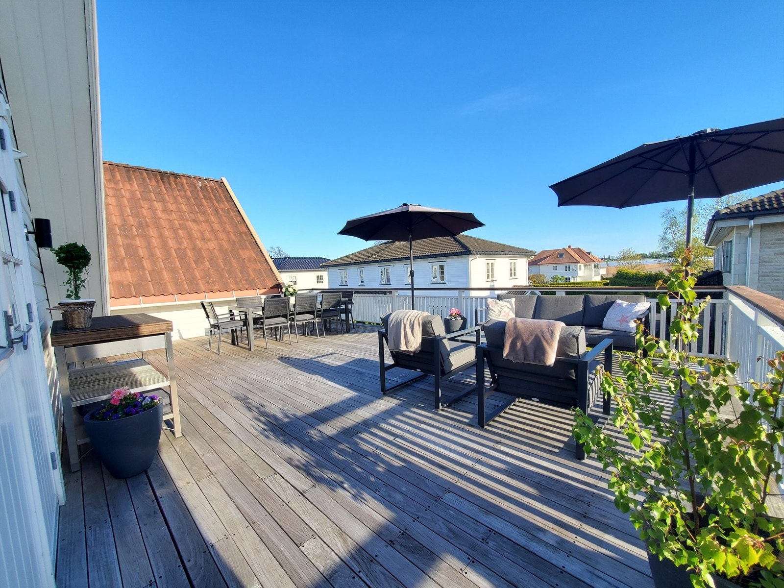 Herlig terrasse med mye uteplass Galleribilde