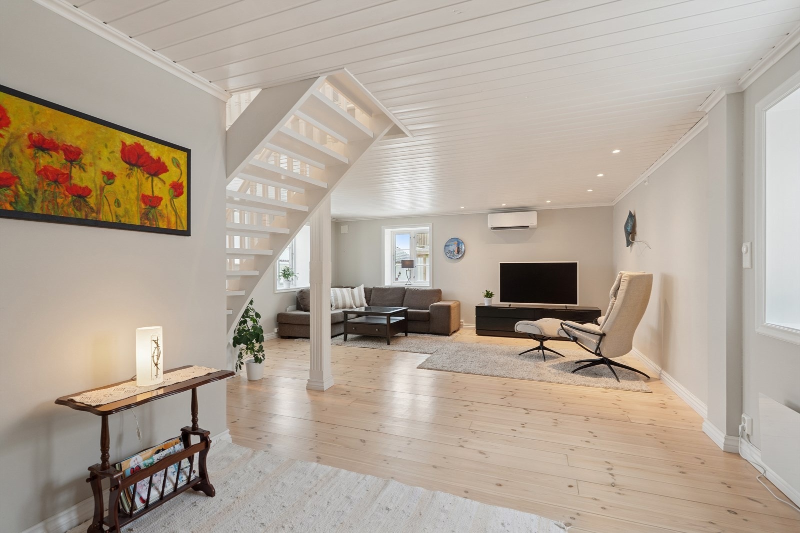 Stuen har god plass til både spisestue og sofagruppe Galleribilde