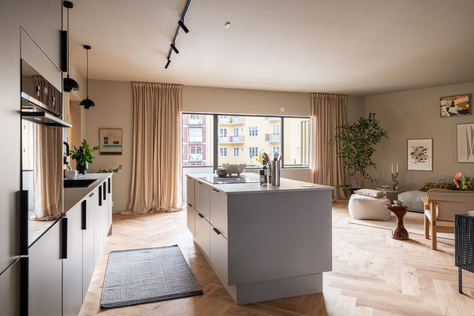 Leiligheten ligger i byggets 2. etasje, og har en gjennomgående og god planløsning med åpen stue- og kjøkkenløsning, 3 soverom og bad. Galleribilde