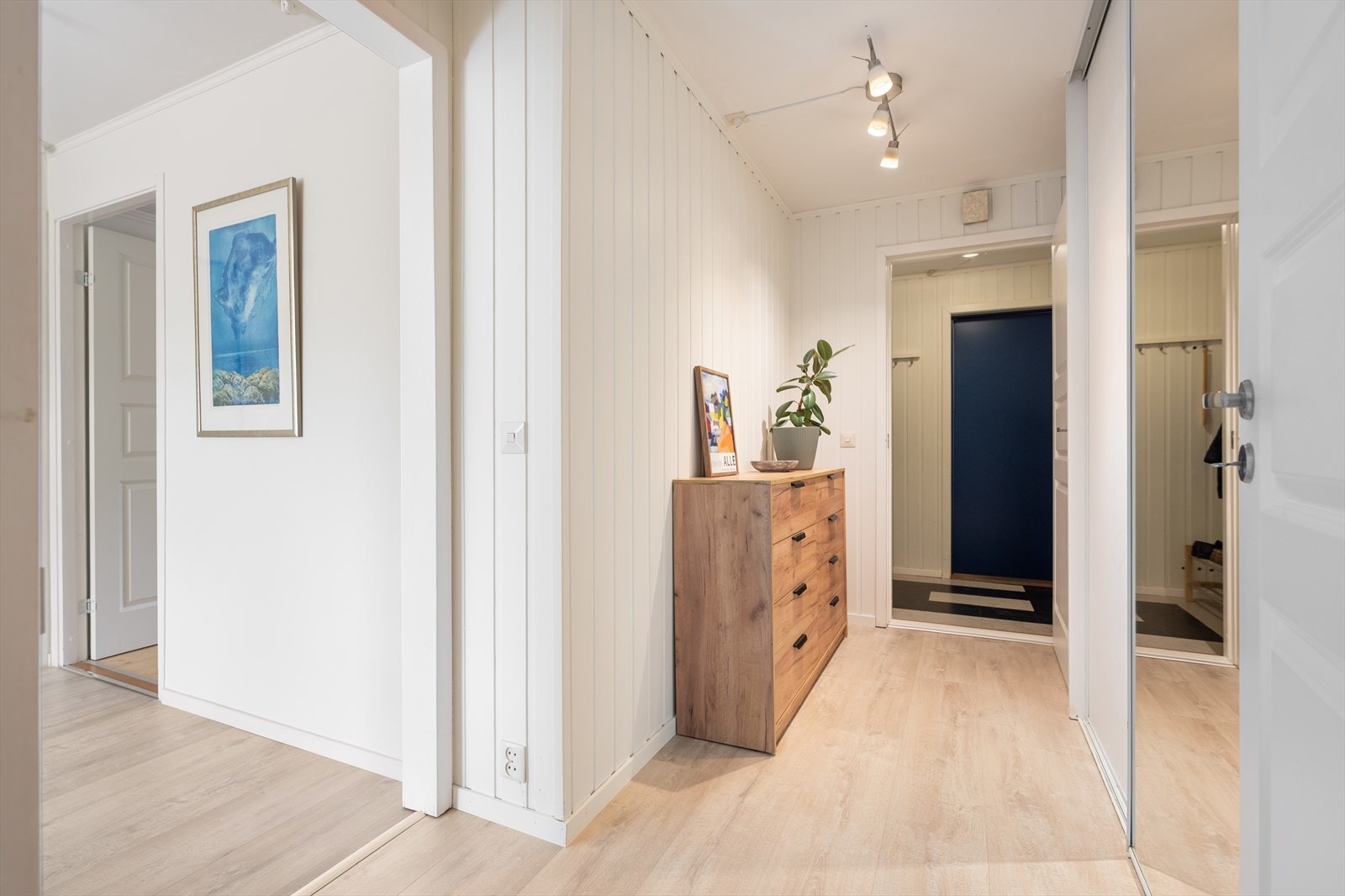 Fra gangen er det inngang til leilighetens baderom. Galleribilde