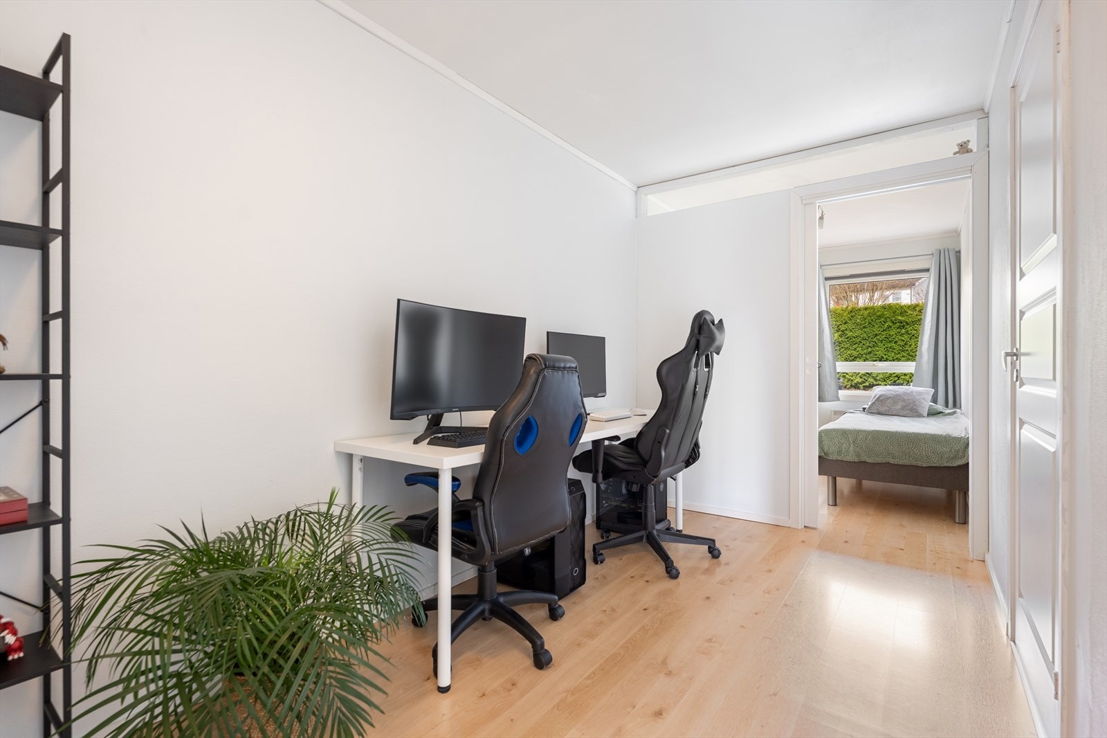 Fra soverom to er det satt opp en lettvegg for å skape et innredet rom som kan brukes som hjemmekontor eller lekerom for de mindre. Galleribilde