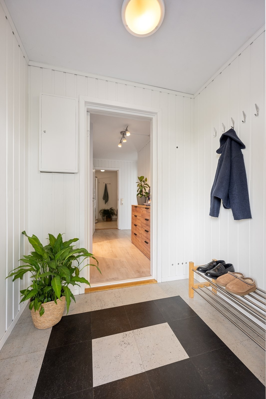 Lys og praktisk entré som ønsker deg velkommen. Galleribilde