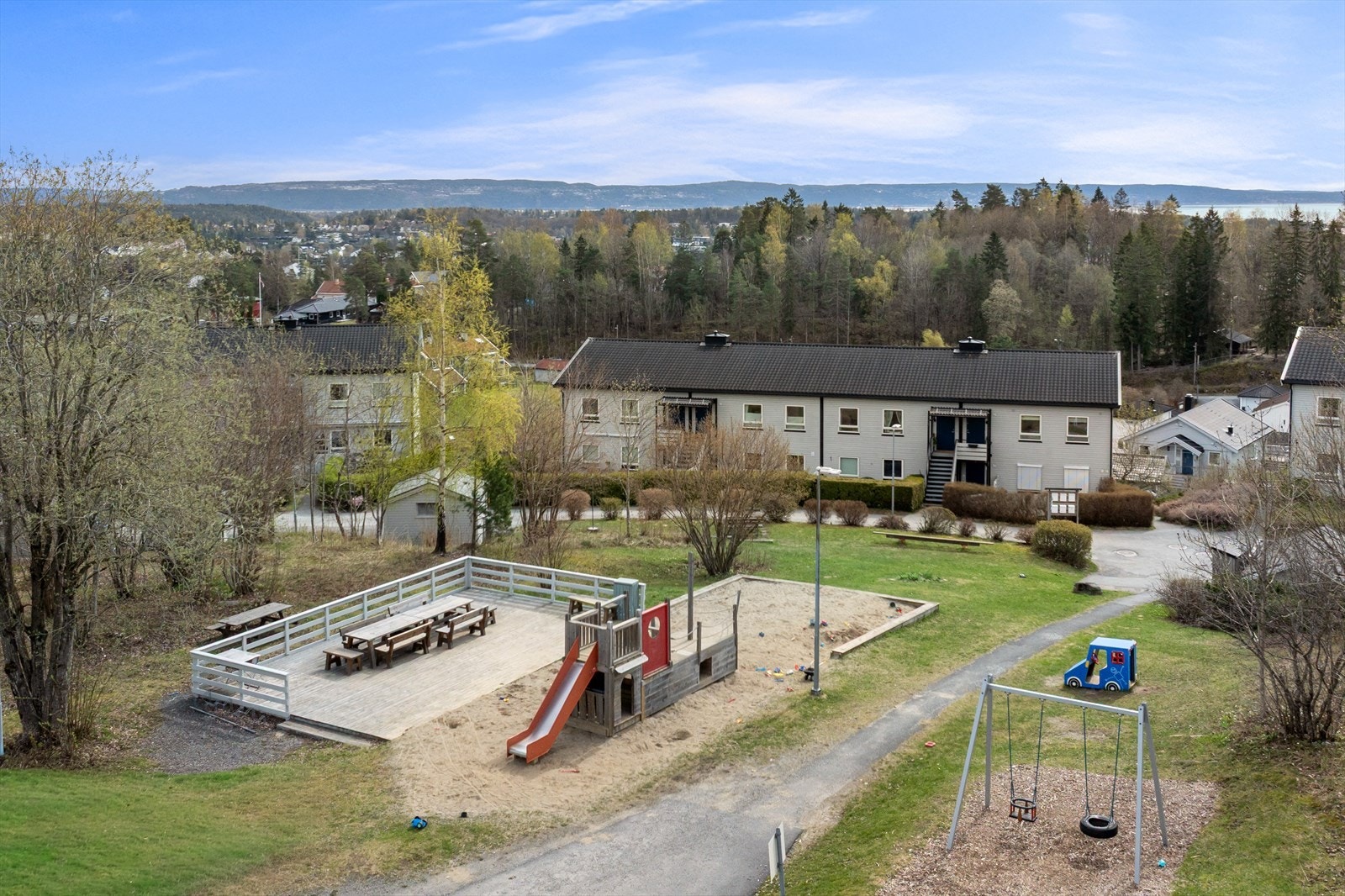 Området er meget barnevennlig, med bilfrie veier, og lekeplasser på feltet. Galleribilde