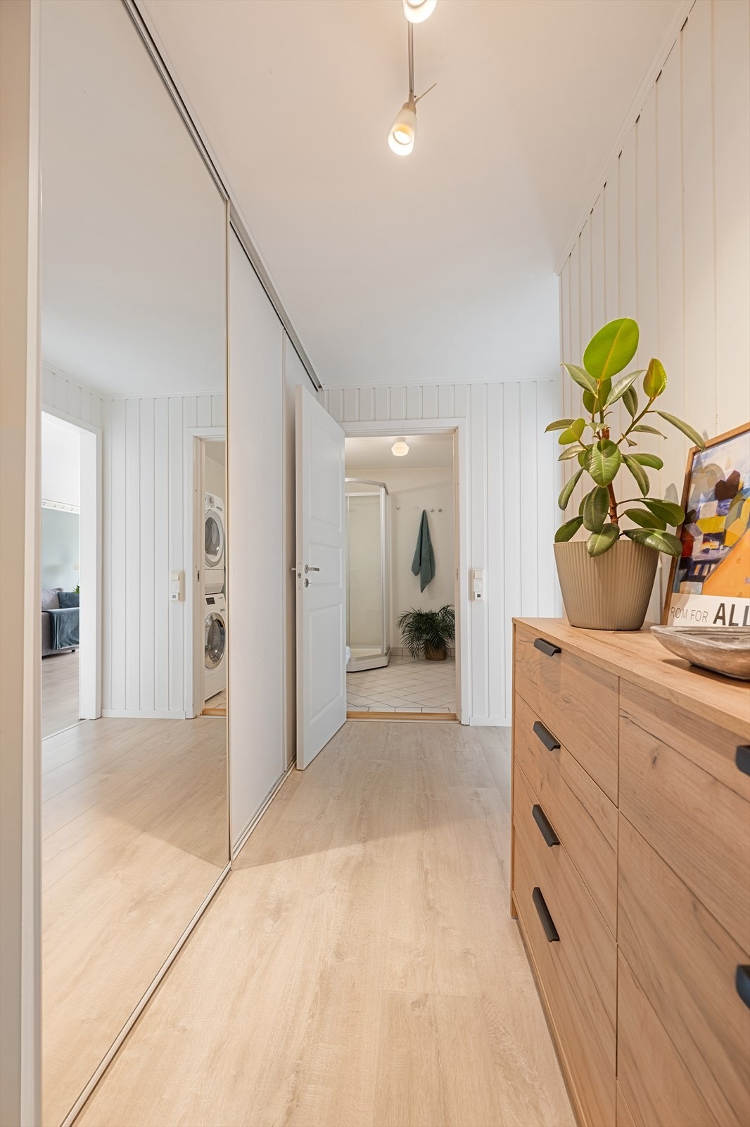 Gangen er romslig med skyvedørsgarderobe for å lett kunne rydde bort yttertøy og sko. Galleribilde