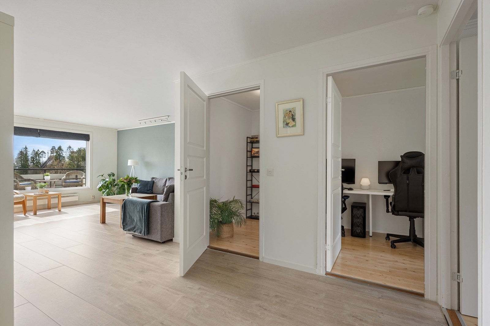 Fra stuen er det inngang til boligens to soverom. Galleribilde