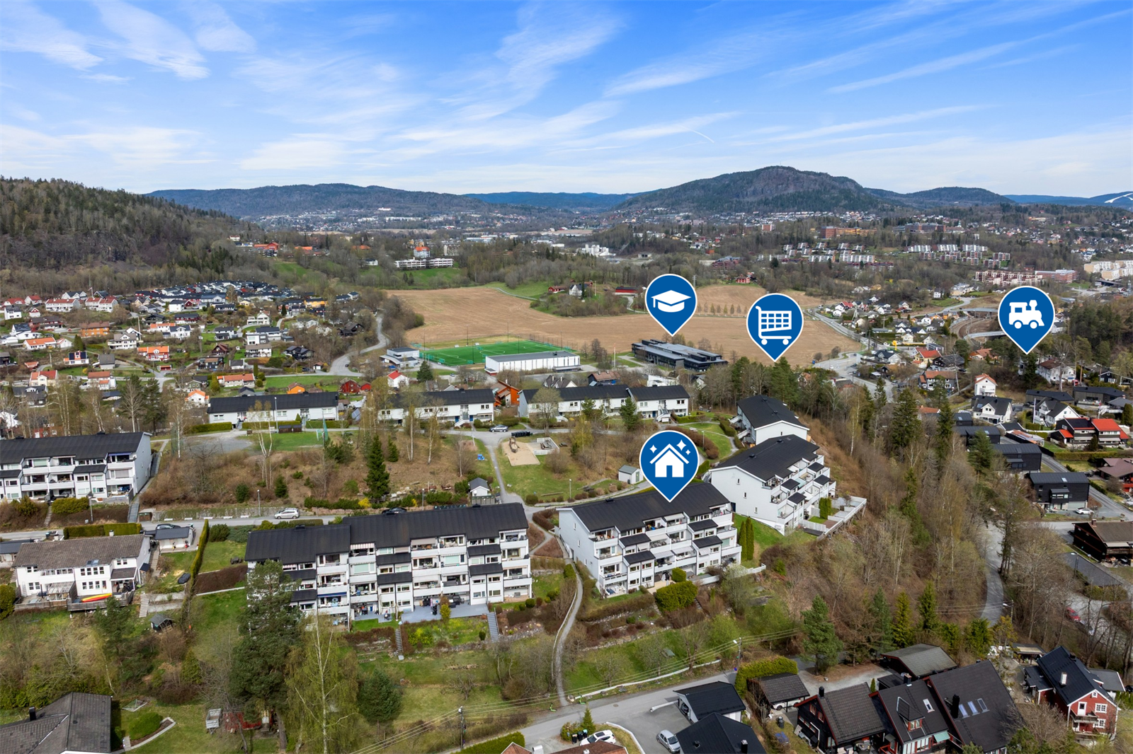 Fra boligen er det gåavstand til både skole, barnehage, butikk, Slependen togstasjon og bussholdeplass. Galleribilde