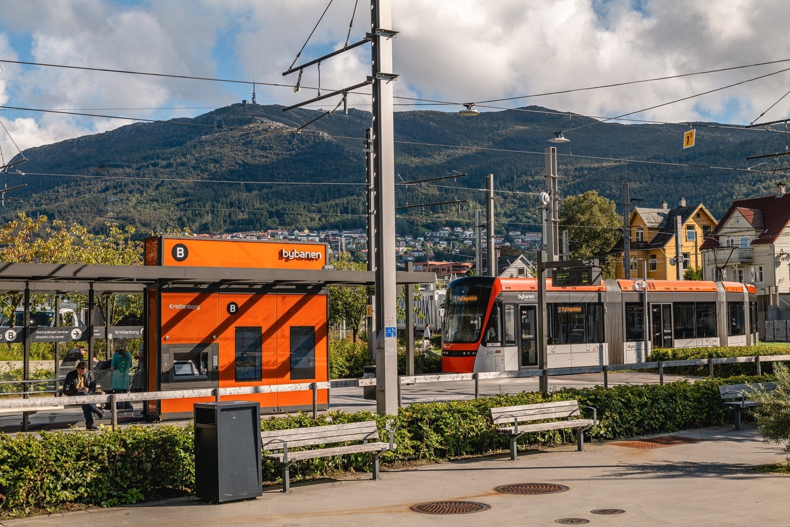 Det er kort vei fra eiendommen til både bybane- og busstopp. Ned til Kristianborg går man til fots på knappe 6 minutter. Galleribilde