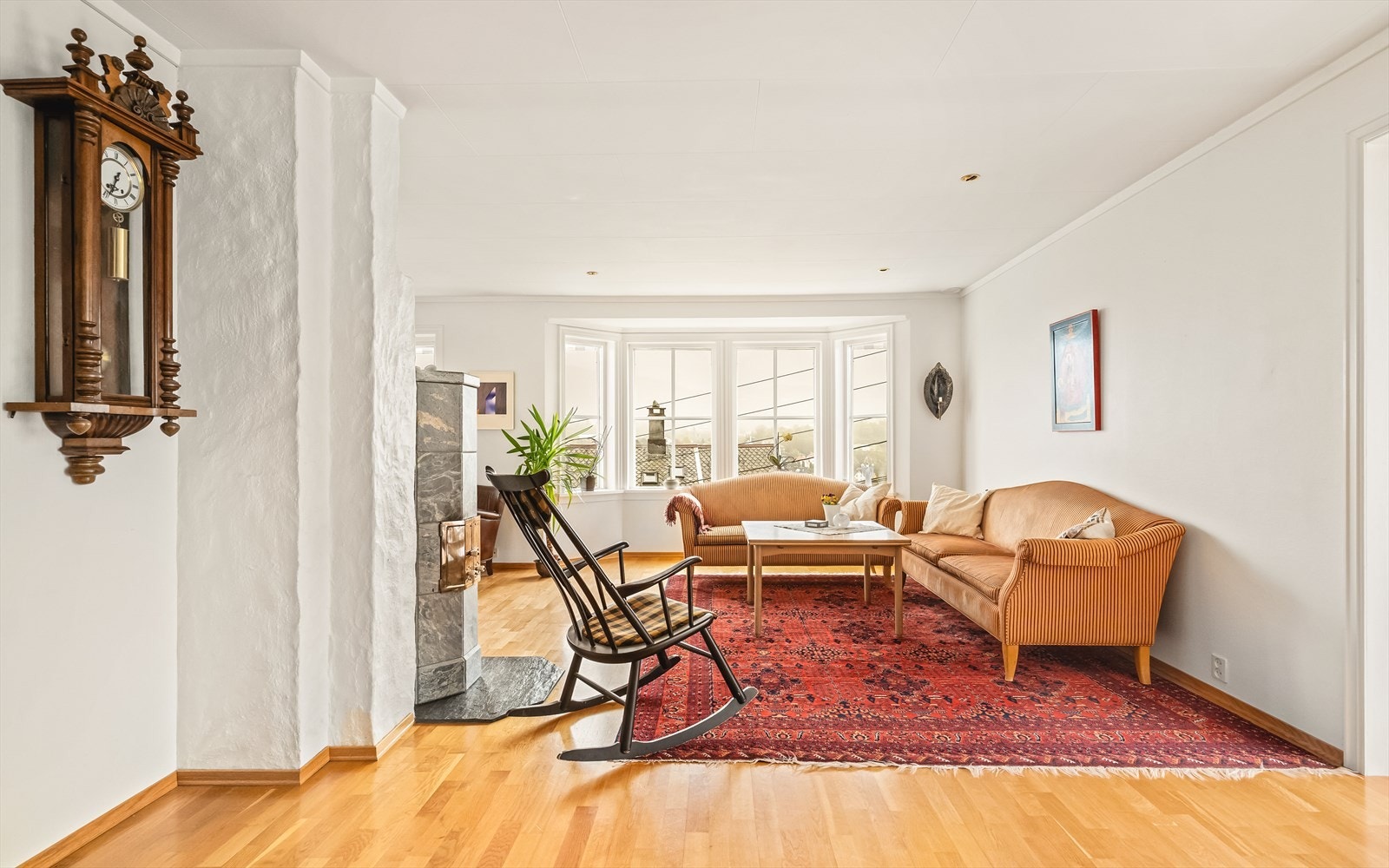 Parkett på gulv, slette lyse veggflater og downlights i himling. Galleribilde
