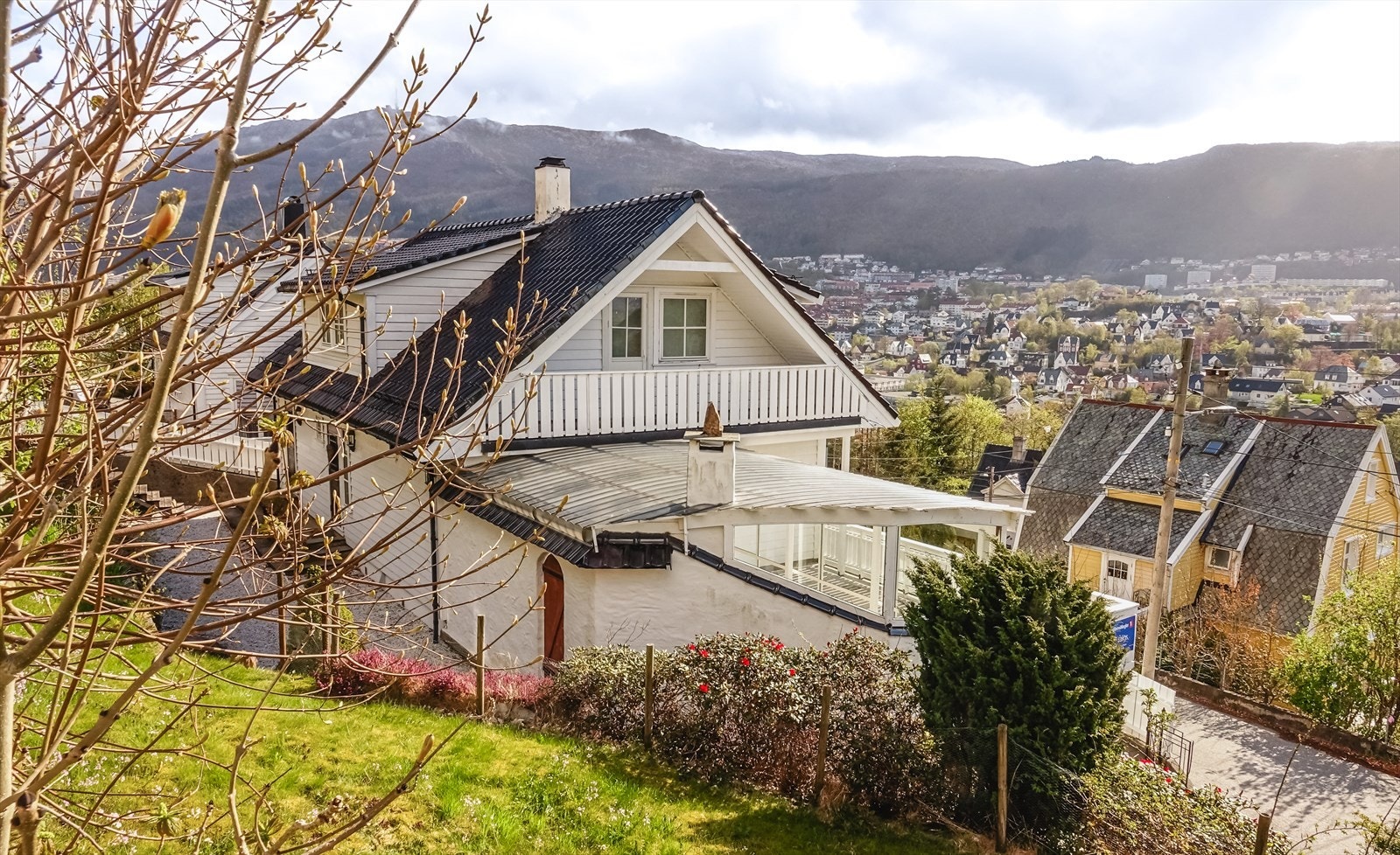 Eiendommen er inngjerdet og pent beplantet. Galleribilde