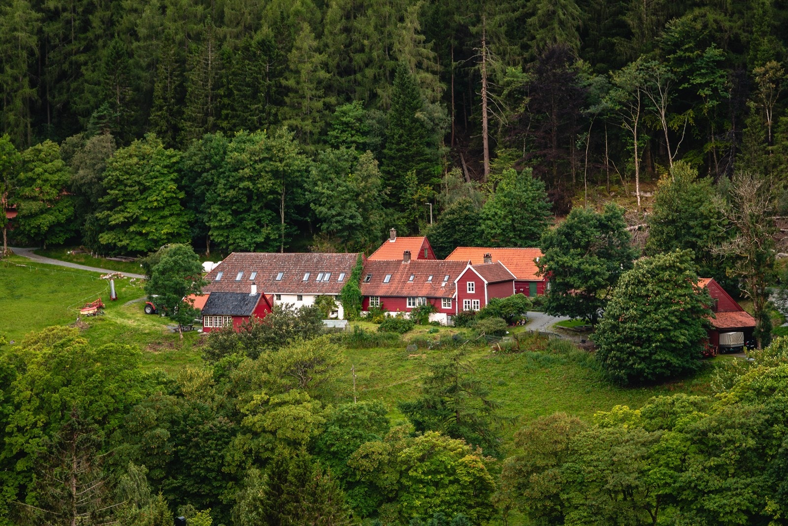 Nydelig natur og sjarmerende gårder kan nås via Løvstien. Galleribilde