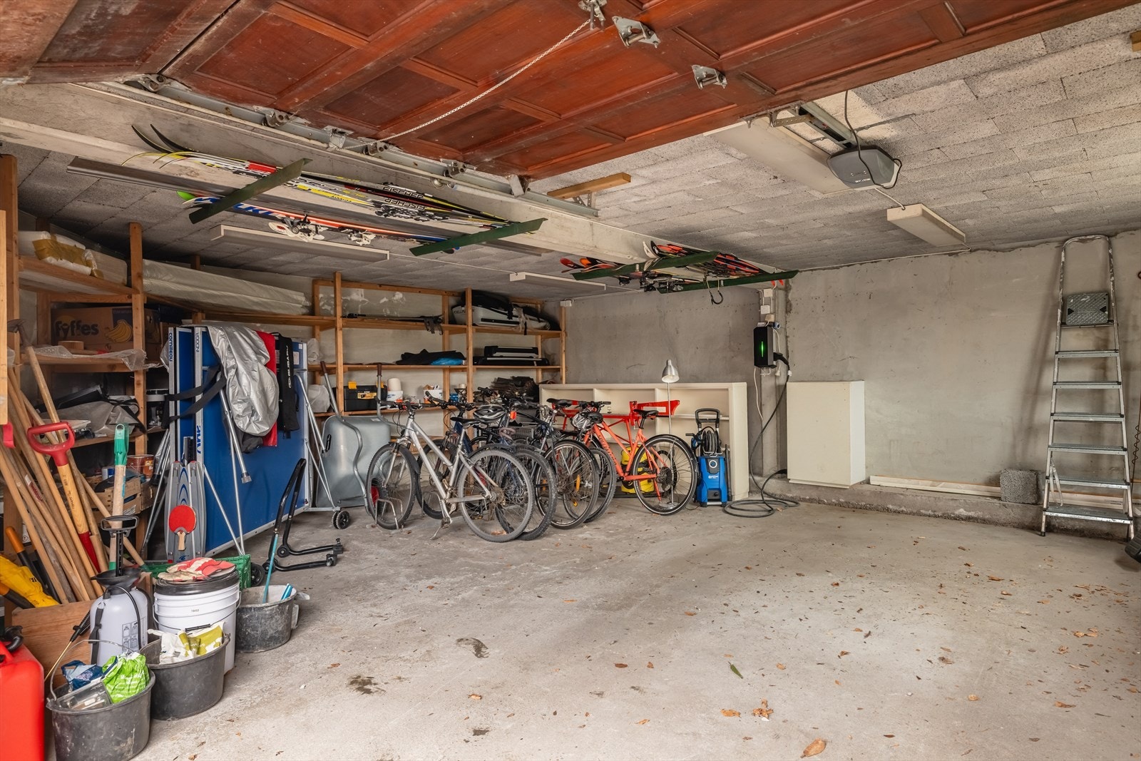 Integrert garasje med elektrisk portåpner. Her er god plass både til oppbevaring og til parkering av bil. Galleribilde