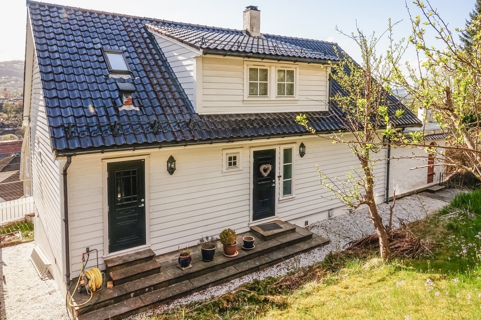 Boligen er pent holdt og har et tradisjonelt utseende med glasert takstein og profilerte inngangsdører. Døren til venstre leder direkte inn på vaskerom, døren til høyre er inngangsdør. Galleribilde