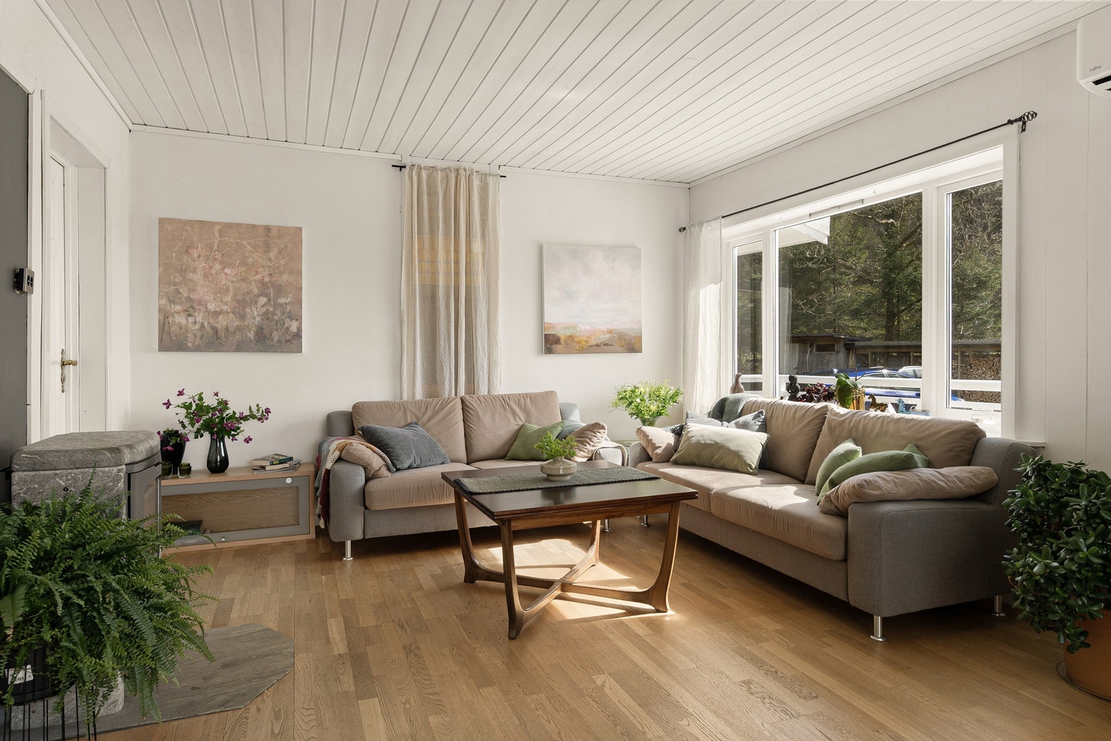 - Koselig stue med plass til sofagruppe - Galleribilde
