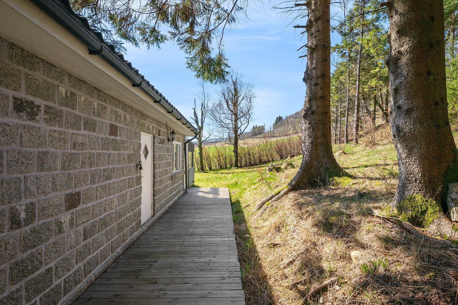 En helt spesiell murhytte oppført med natursteiner fra nærområdet, fraktet på tradisjonelt vis hovedsakelig med hest på 1950-tallet. Galleribilde