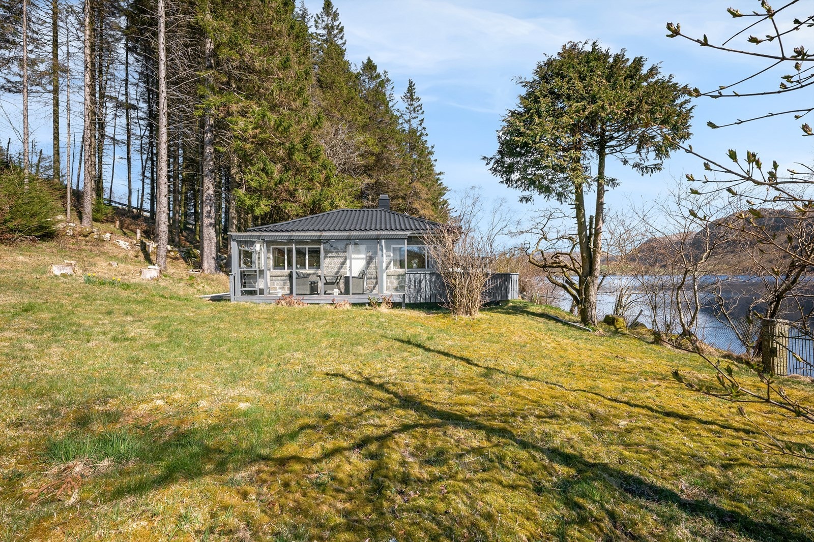 Dette er et ideelt sted for deg som ønsker en hytte i rolige omgivelser, med nærhet til både vann, fjell og et variert turterreng året rundt. Galleribilde