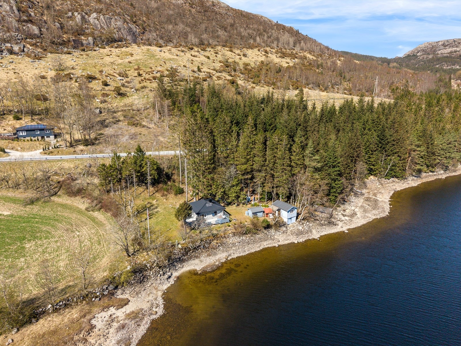 Tomten er på hele ca. 1 700 kvm og grenser til vannkanten, noe som gir rikelig med plass til både store og små. Galleribilde