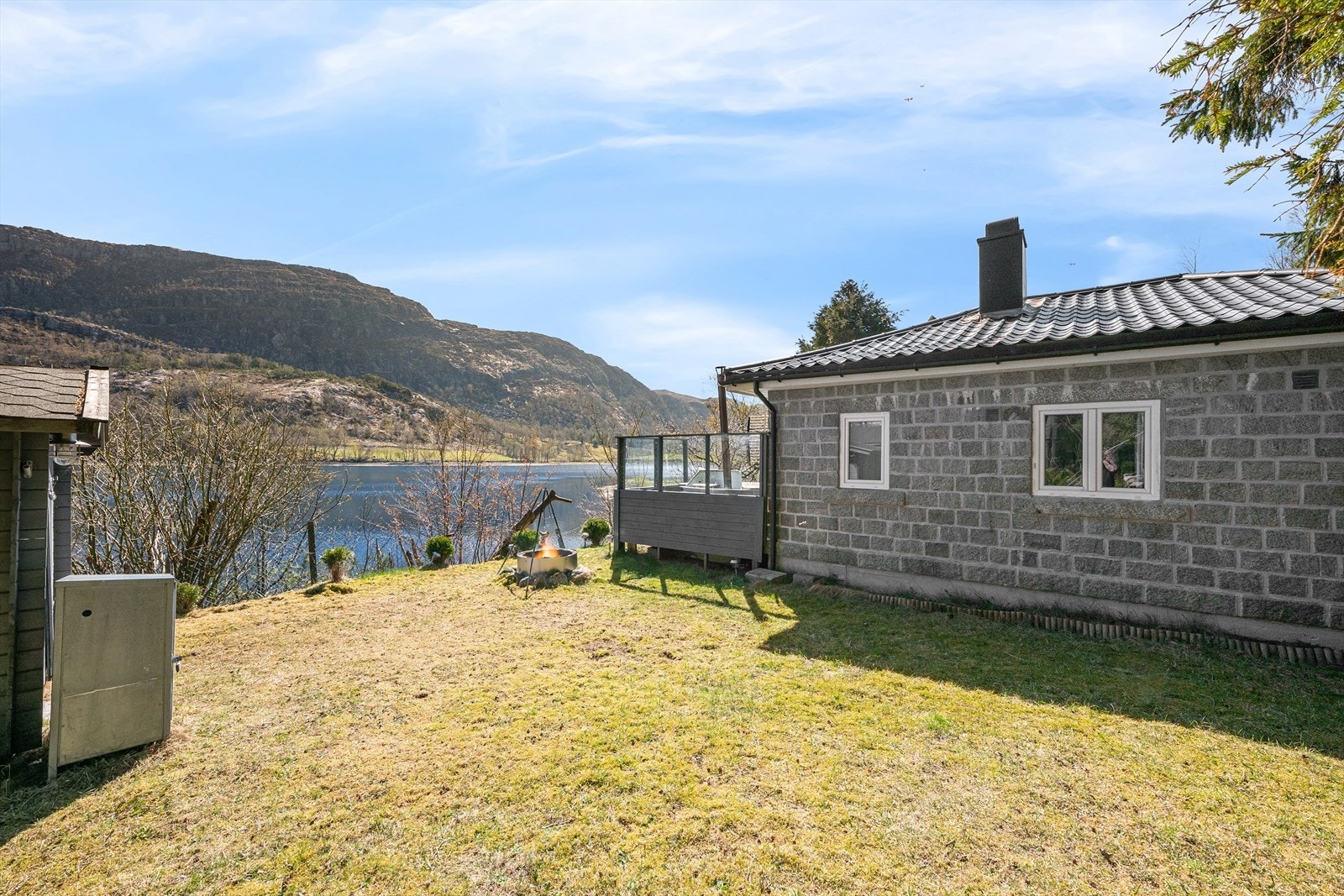 Med beliggenhet helt i vannkanten får du enkel tilgang til både fiske og forfriskende bad. Galleribilde