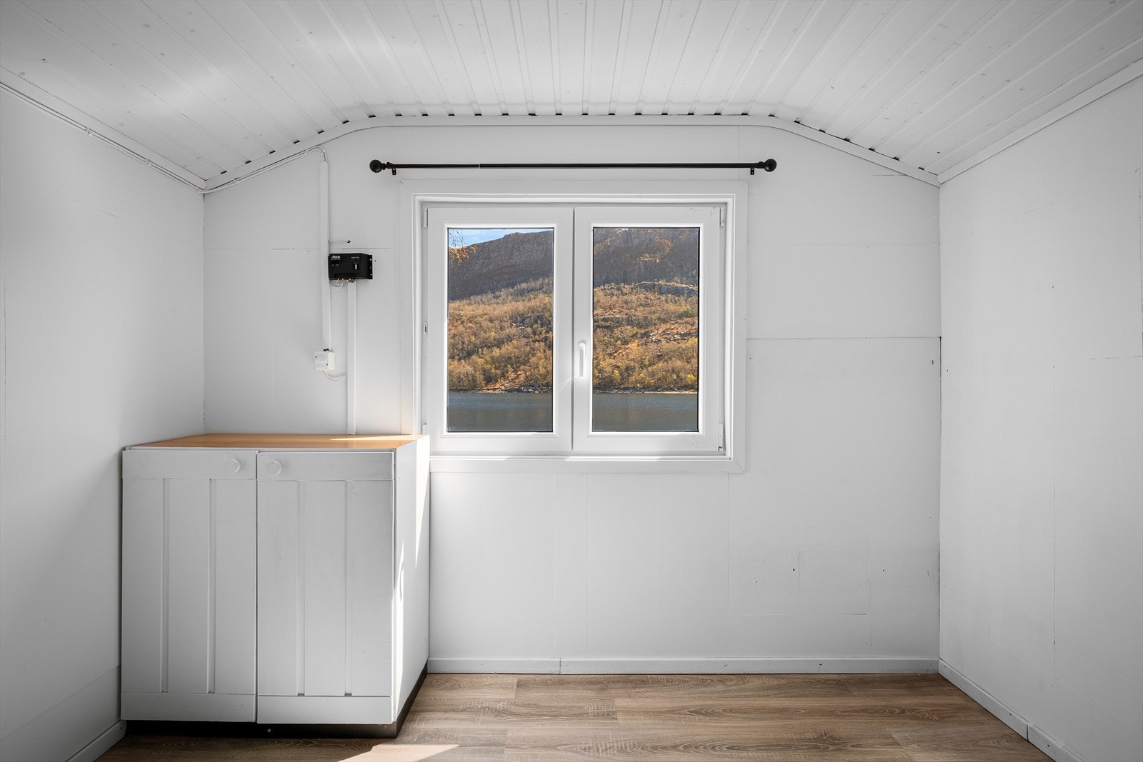 Naustet har et oppholdsrom med utsikt til vannet. Eget solcellepanel for strømforsyning. (godkjent som bod) Galleribilde