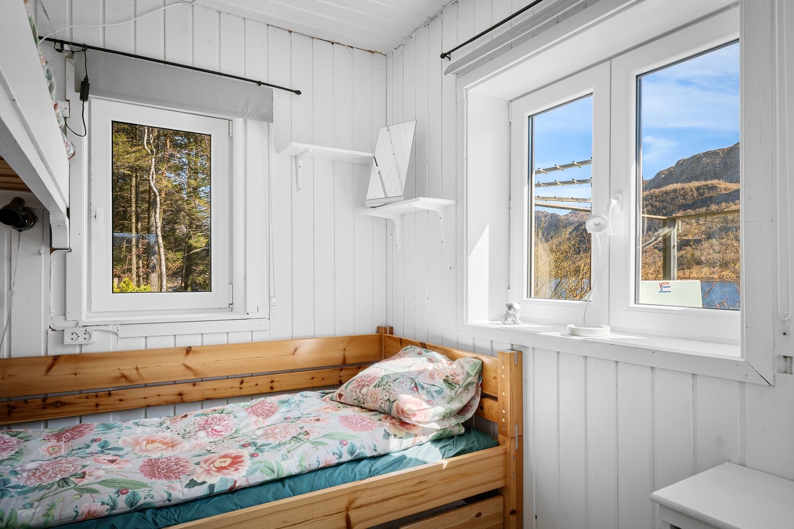 Soverom nummer to har plass til to senger, hvor én er stedbygd i høyden og gir god utnyttelse av rommet. Galleribilde