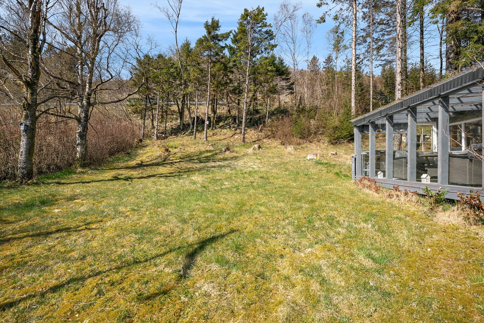 En romslig og innbydende hage med god plass til både lek, aktivitet og avslapning for hele familien. Galleribilde