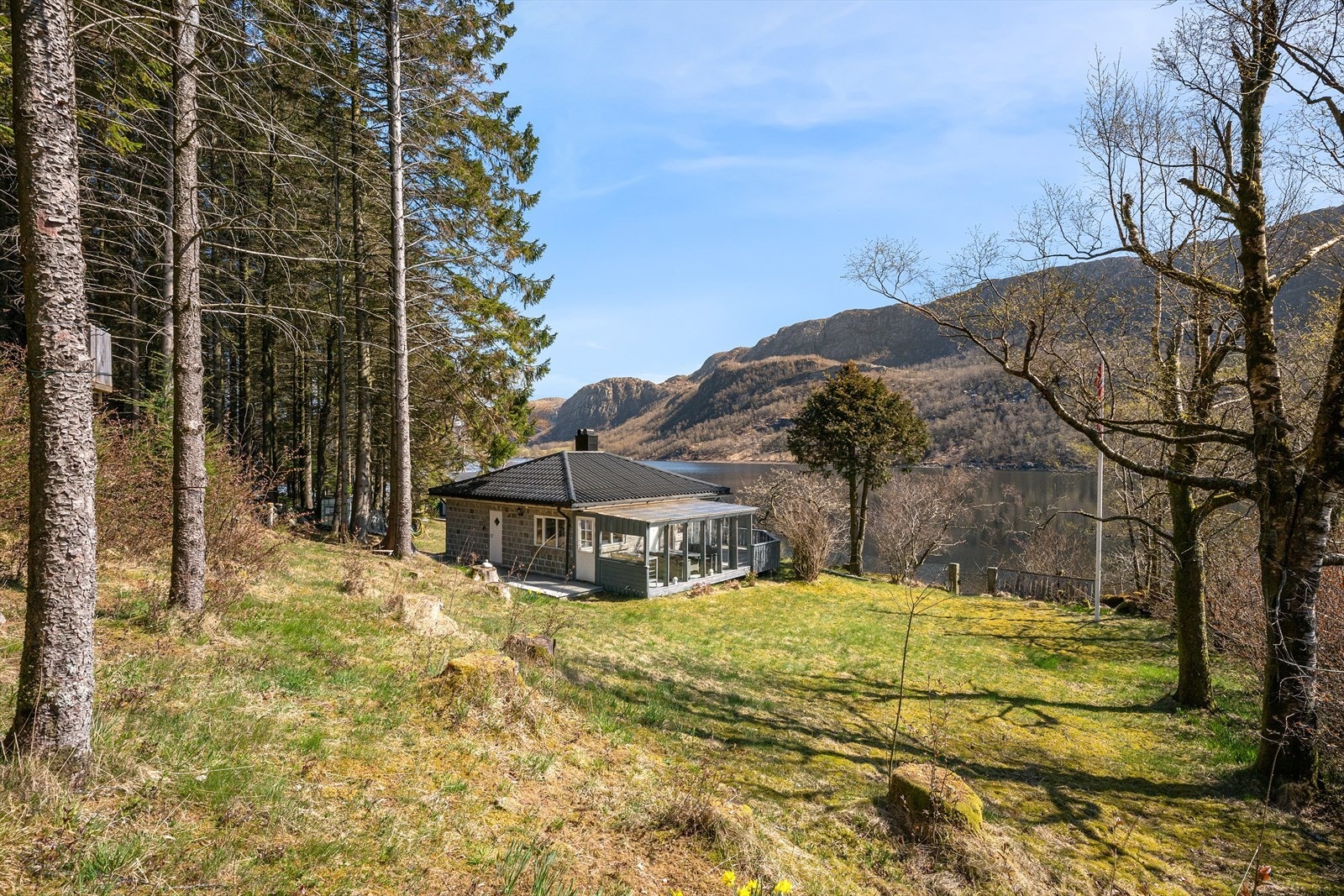 Hytten har en attraktiv beliggenhet like ved Svihusvatnet, som innbyr til både bading og fiske. Perfekt for både store og små som ønsker en enkel naturopplevelse. Galleribilde