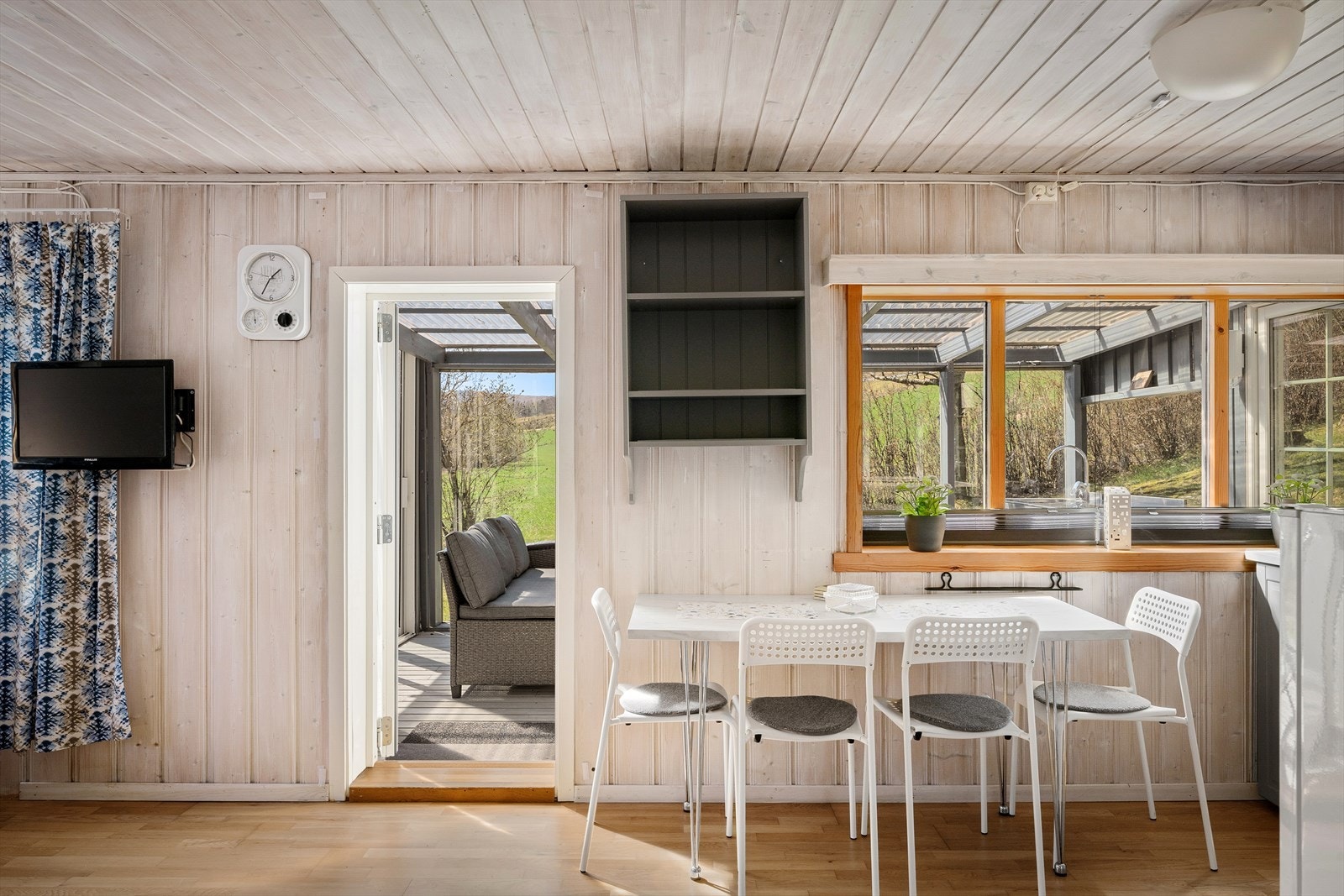 Fra stuen er det utgang til terrassestue på ca. 13 kvm, som fungerer som en naturlig forlengelse av oppholdsrommet. Galleribilde