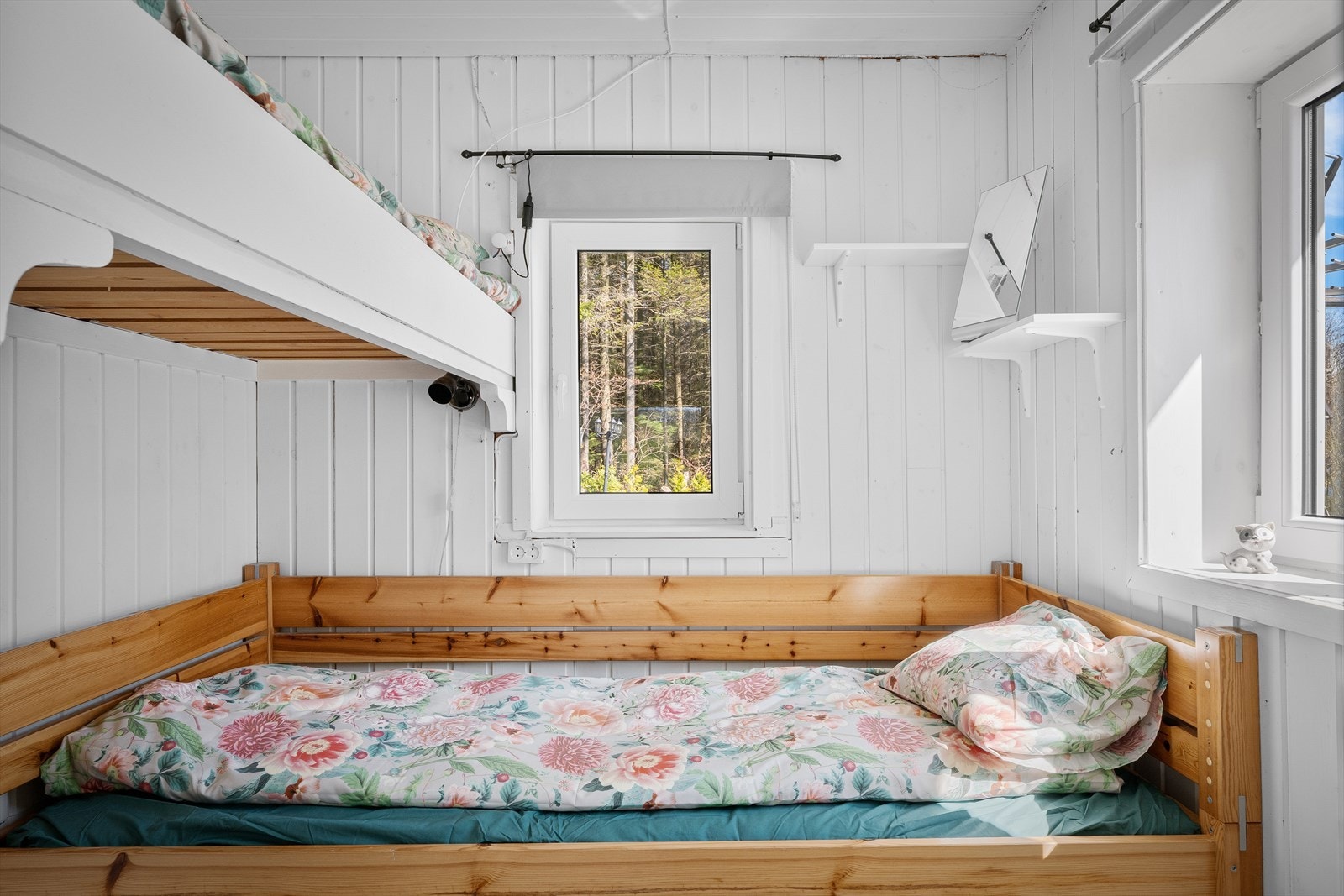 Soverom nummer to har plass til to senger, hvor én er stedbygd i høyden og gir god utnyttelse av rommet. Galleribilde