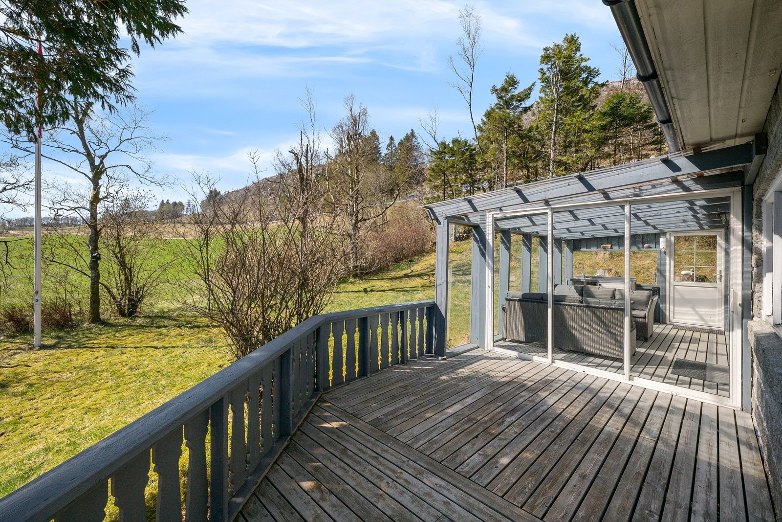 Variert uteområde med flere hyggelige oppholdssoner, inkludert terrassestue, terrasse og en romslig hage. Galleribilde