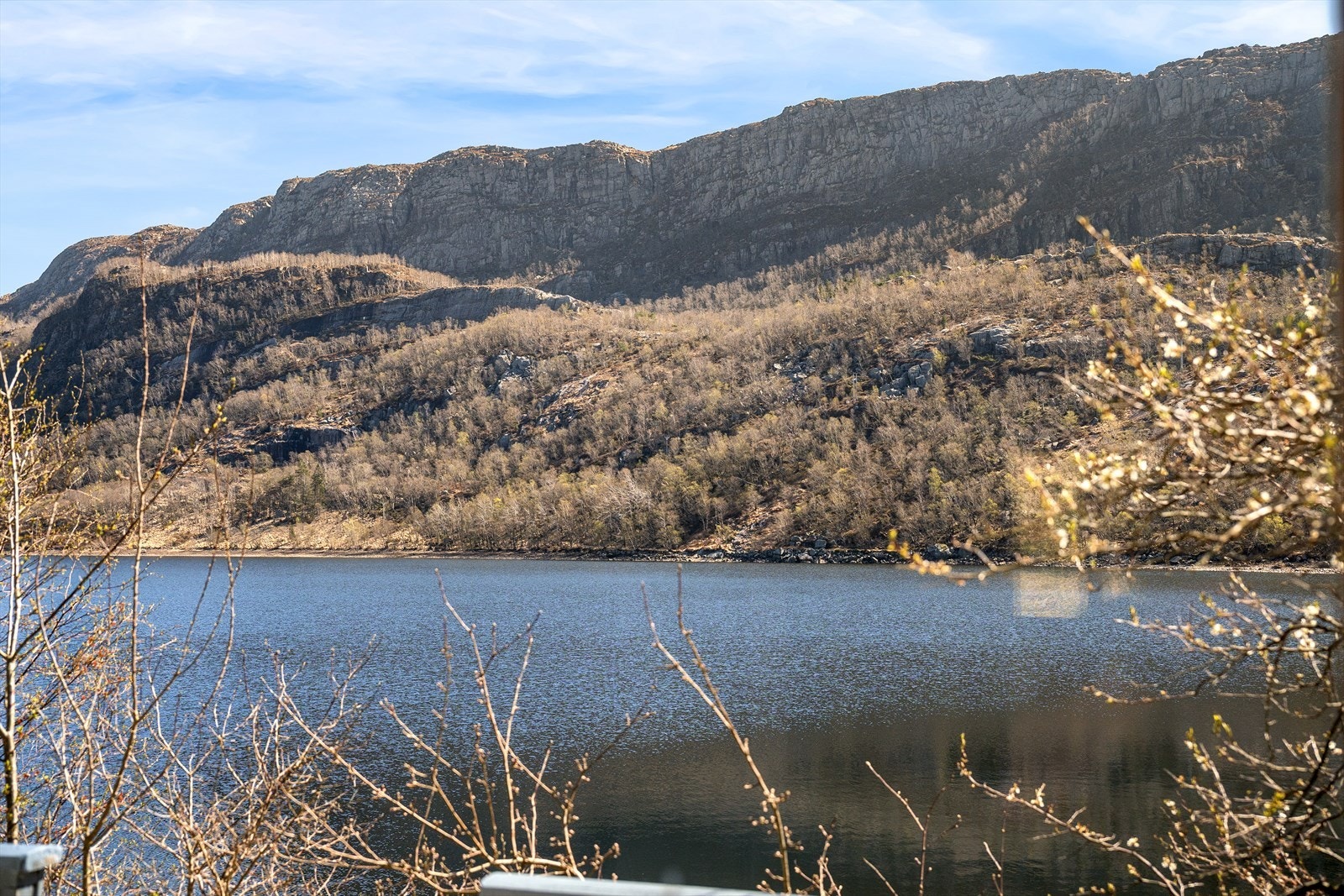 Privat og usjenert med nydelig utsikt over vannet. Her ligger alt til rette for å nyte naturen og finne ekte ro. Galleribilde
