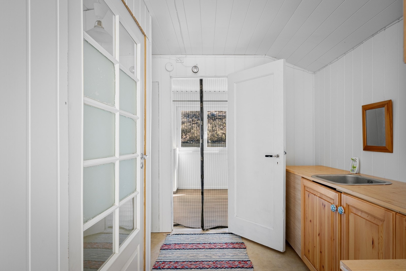Inngang/kjøkken i naustet, med fleksibel bruk som gjesteavdeling eller til øvrige behov. Galleribilde