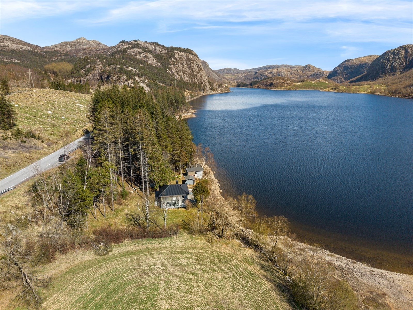 Eiendommen er omgitt av landlige og naturskjønne omgivelser. Galleribilde