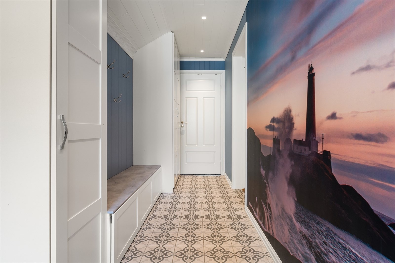 Her er det gode oppbevaringsmuligheter og rikelig med plass til yttertøy og sko. Downlights i taket gir et moderne og lyst førsteinntrykk av boligen. Galleribilde