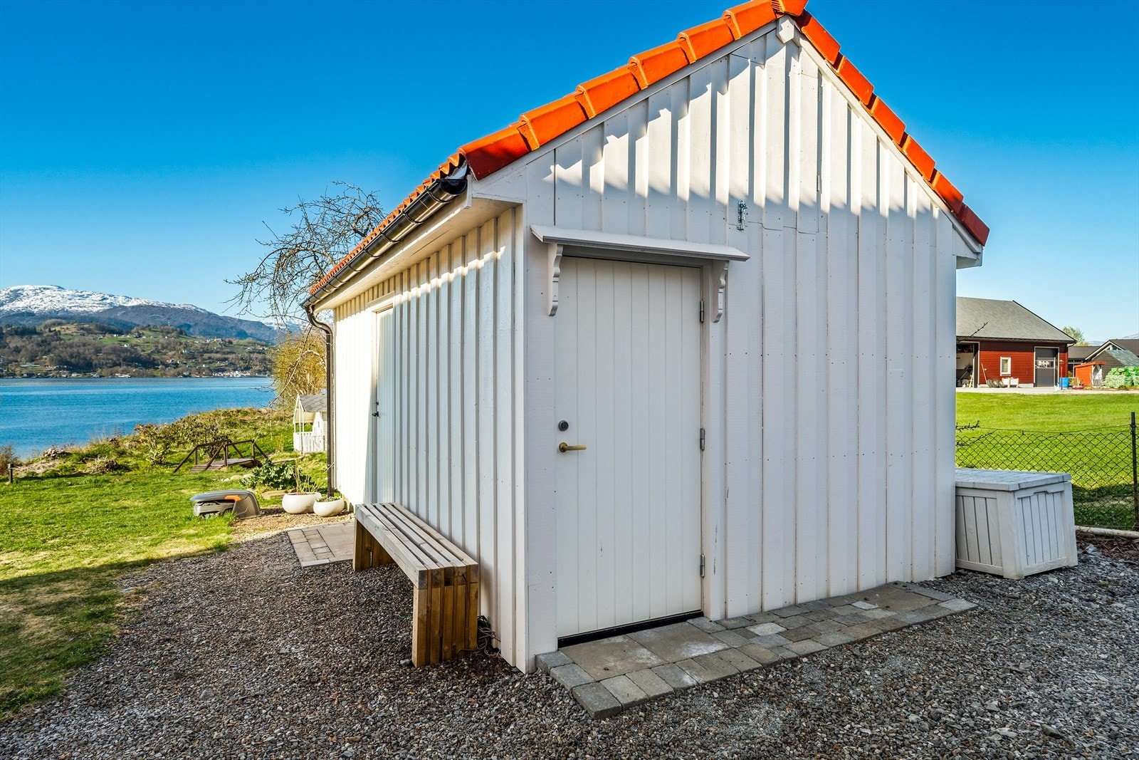 I tillegg finnes det en praktisk redskapsbod med rikelig lagringsplass. Galleribilde