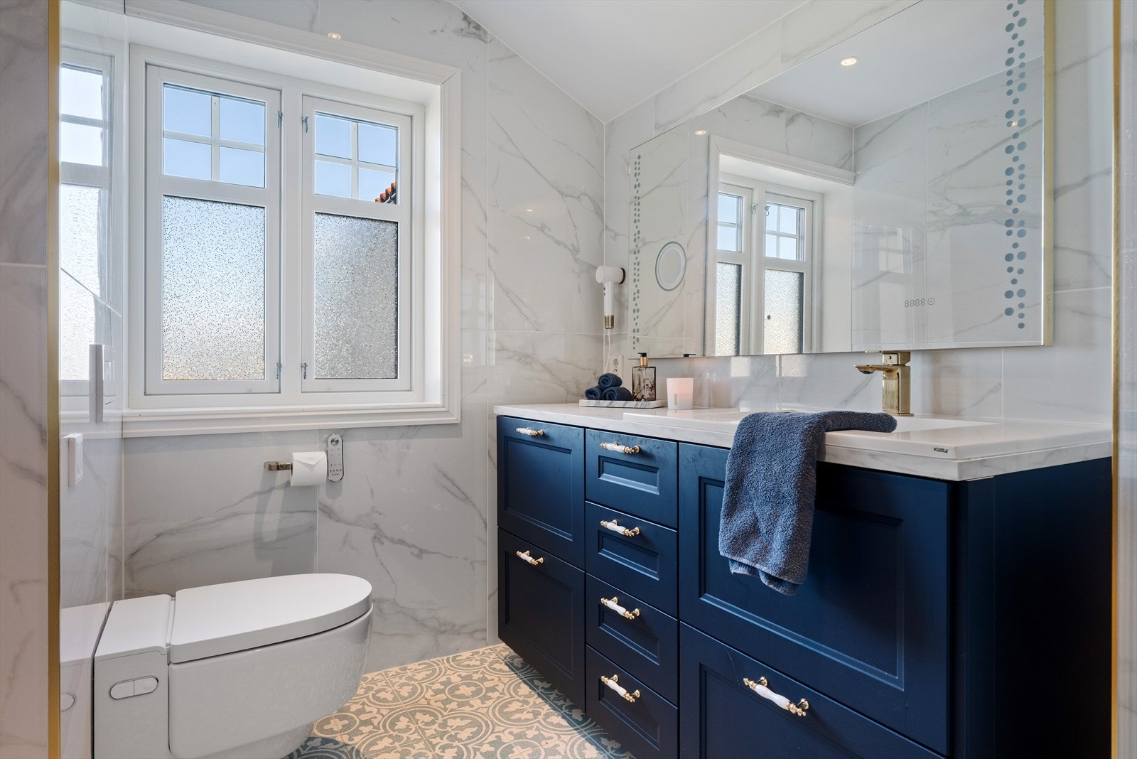 Badet tilknyttet hovedsoverommet fremstår som både elegant og praktisk. Galleribilde