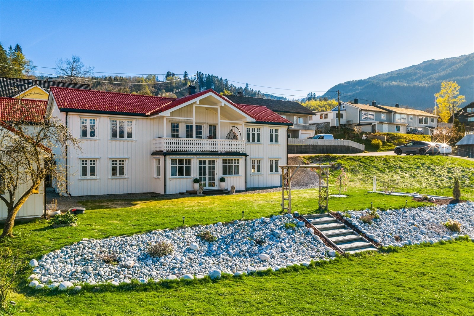 Alt i alt er dette en gjennomført og innholdsrik bolig med flotte kvaliteter, fantastisk beliggenhet og god plass til hele familien - et hjem det er lett å trives i. Galleribilde