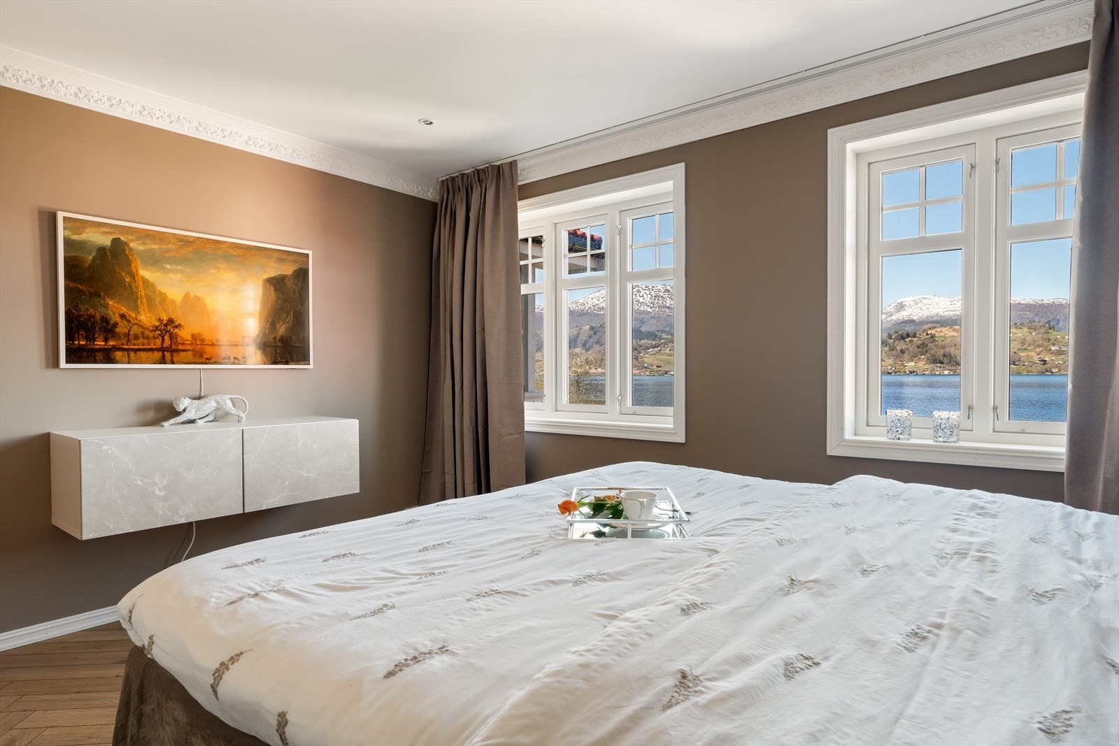 Fra hovedsoverommet kan man våkne opp til en fantastisk utsikt over fjord og fjell. Galleribilde