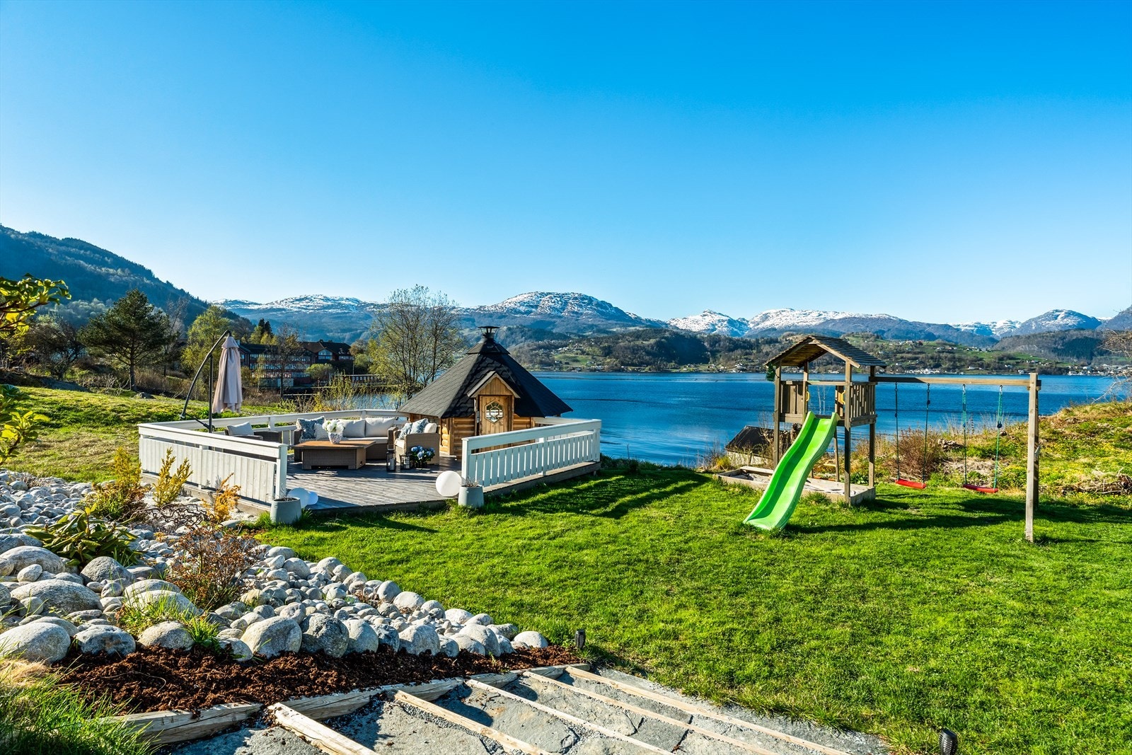 Uteområdene er en av eiendommens store kvaliteter. Galleribilde