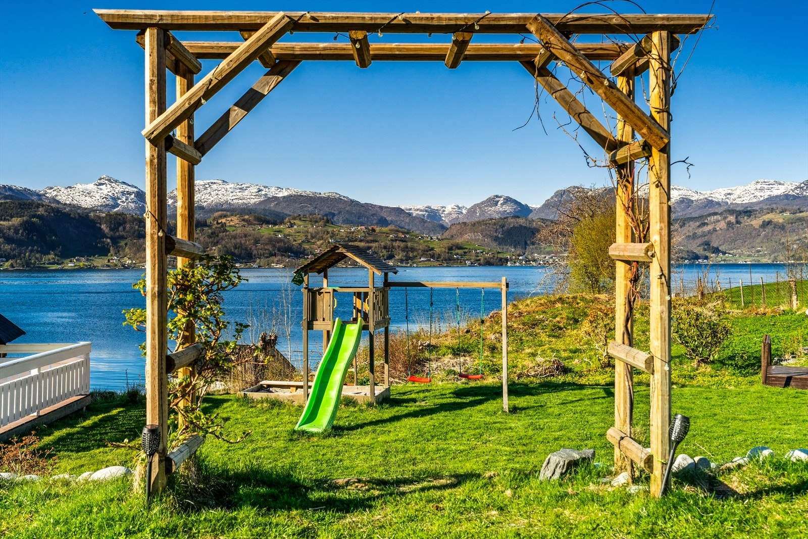 Fra eiendommen er det kort avstand til sjø og badestrand. Galleribilde
