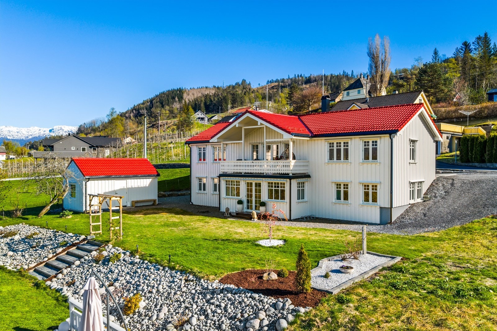 Boligen ligger nordvendt og kan skilte med en vidstrakt og imponerende utsikt over fjordlandskapet og omkringliggende natur. Galleribilde