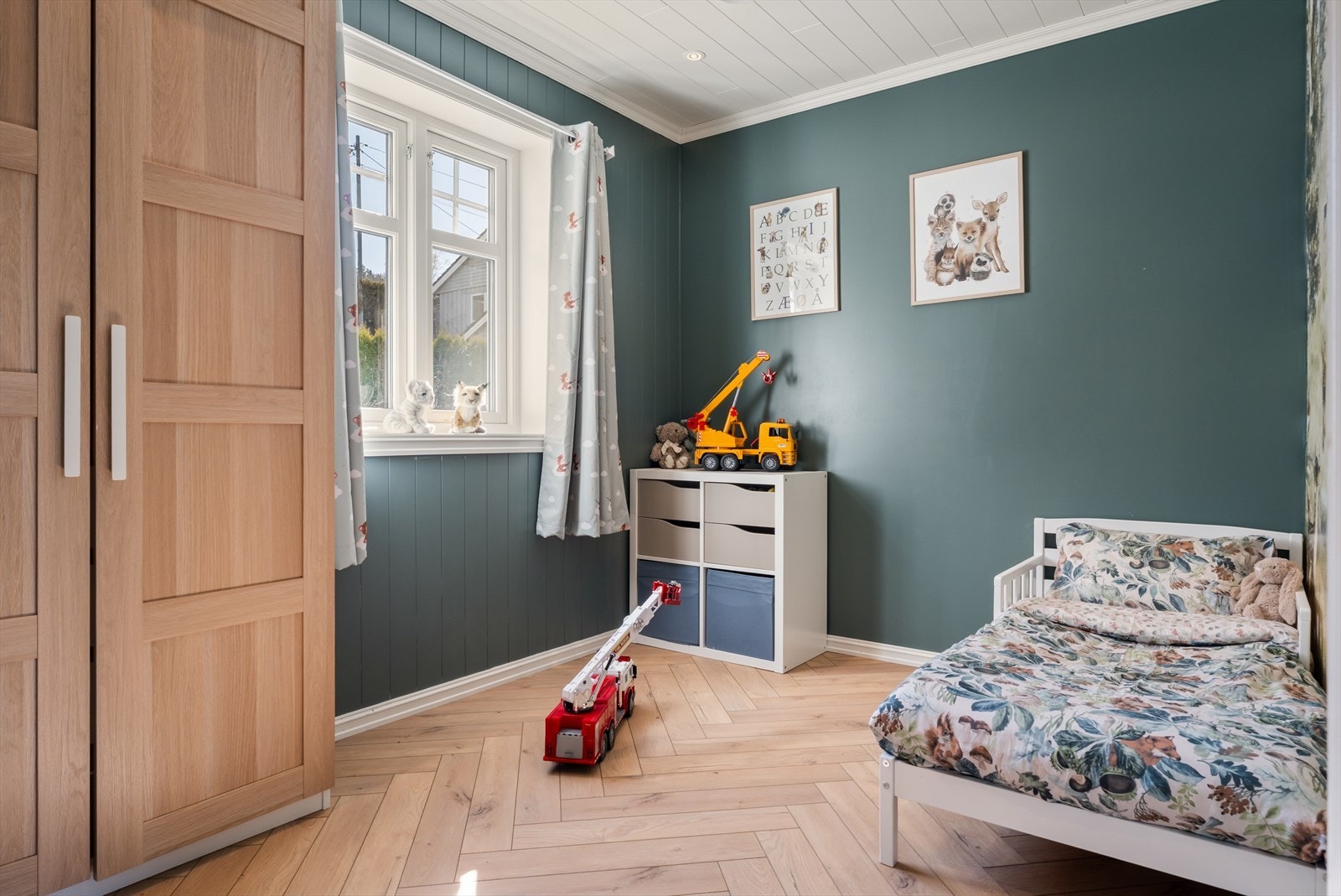 Rommet egner seg godt som barnerom eller gjesterom, med plass til seng og oppbevaring. Galleribilde