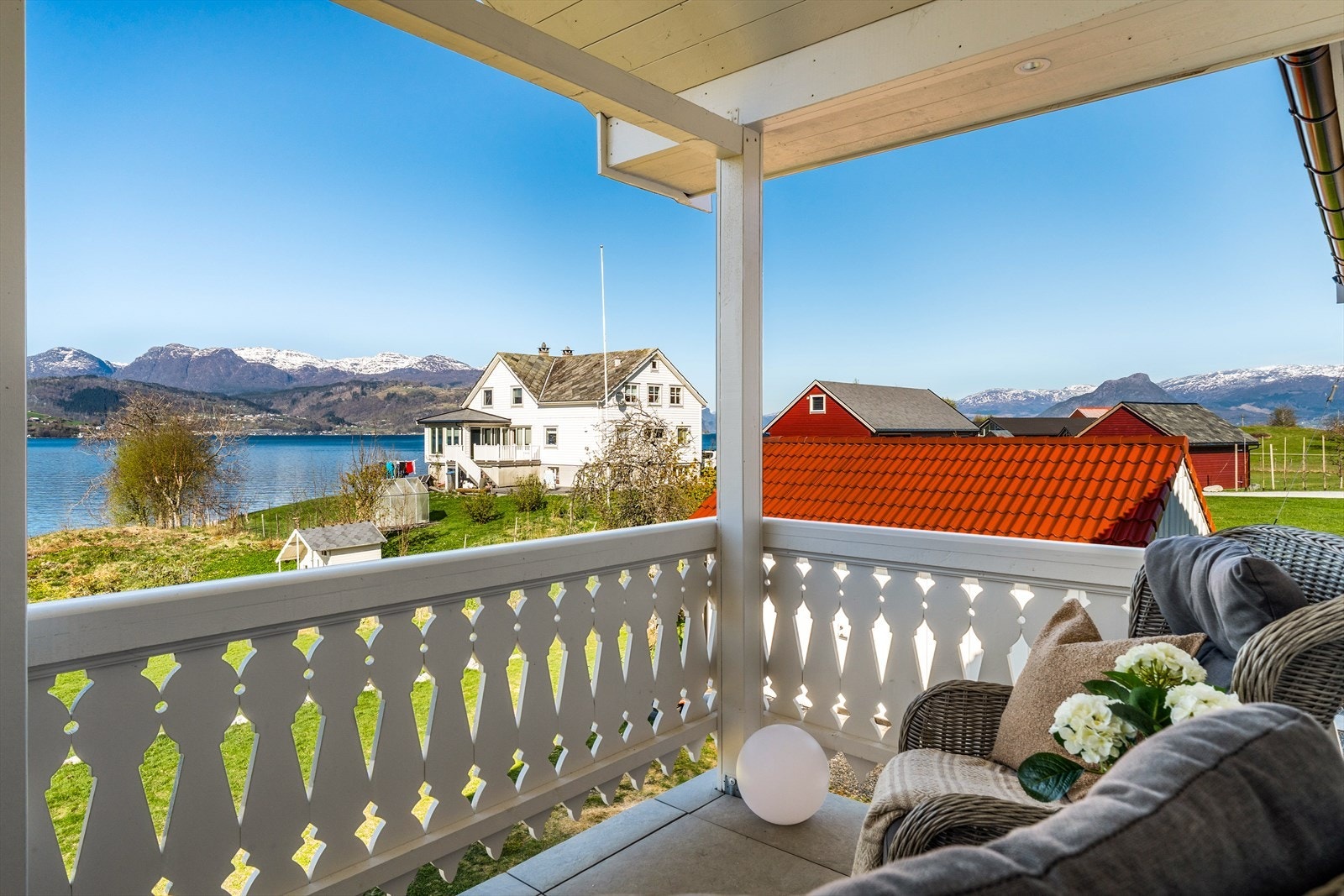 Her kan man nyte en rolig start på dagen med utsikt over Hardangerfjorden Galleribilde